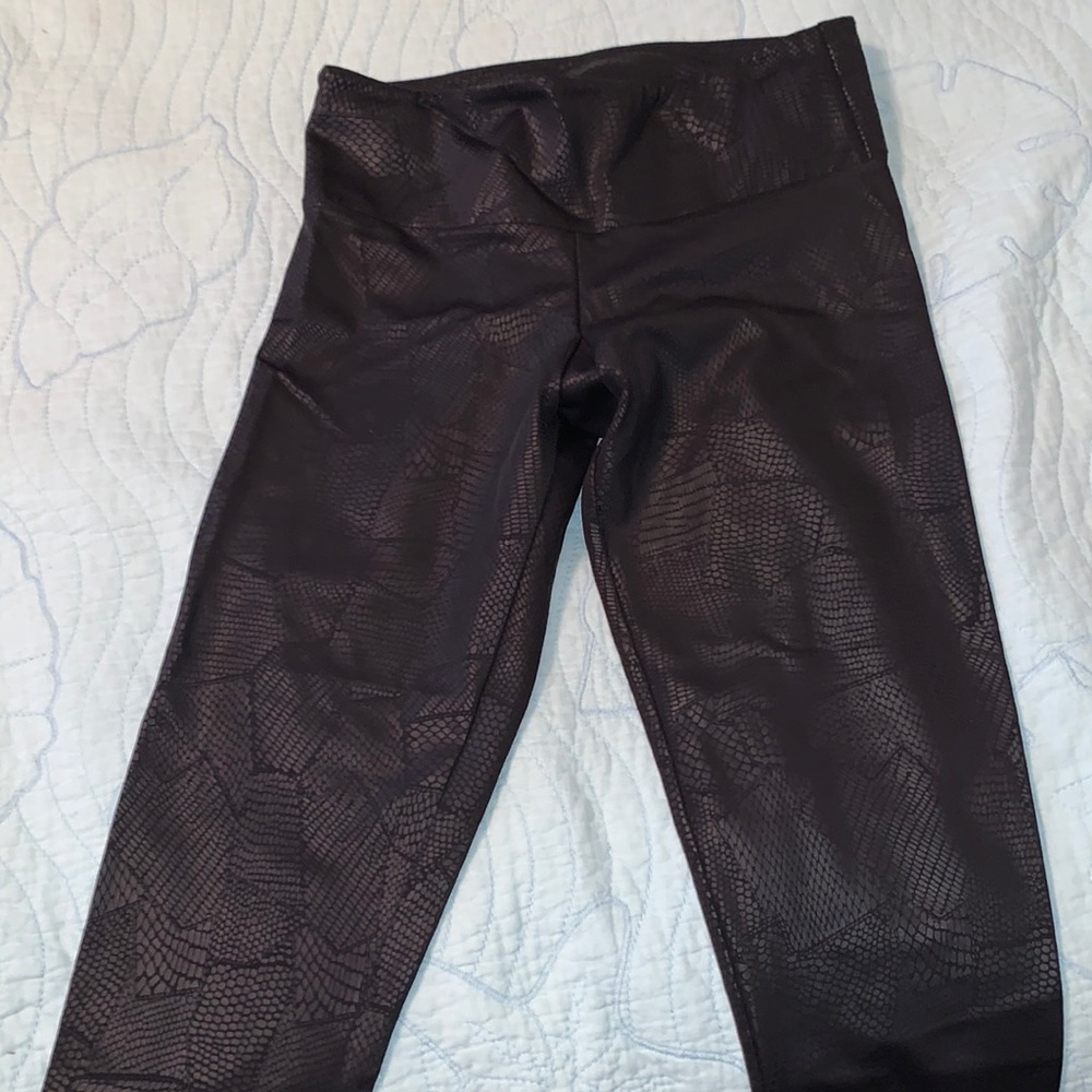 Onzie Black Reptile print Athletic Capris, M, LN